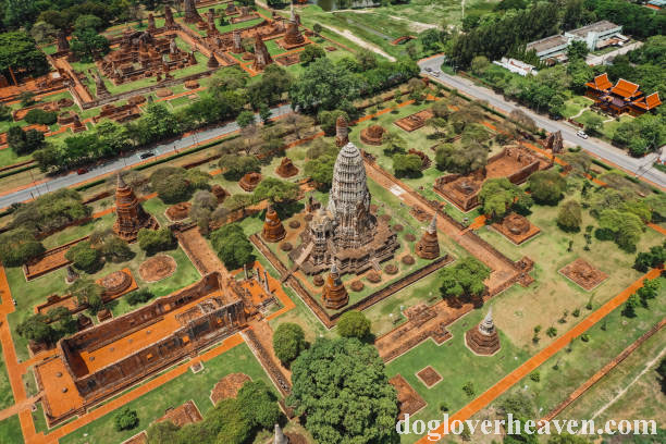 Wat Ratchaburana วัดราชบูรณะ อาจไม่ใช่สถานที่ศักดิ์สิทธิ์ที่ยิ่งใหญ่ที่สุดและเก่าแก่ที่สุดของอาณาจักรอยุธยาวัดราชบูรณะเป็นพระอารามหลวง