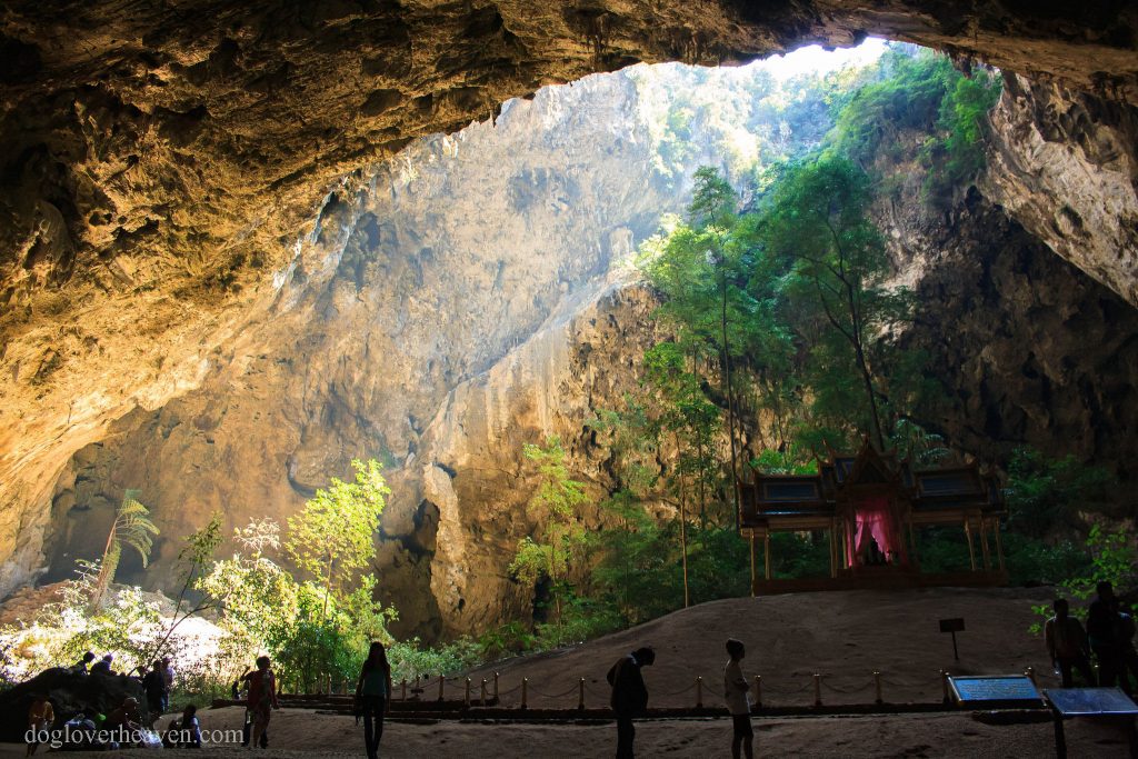 Phraya Nakhon Cave ถ้ำพระยานคร (ถ้ำหัวหิน) ที่ซ่อนอยู่ลึกเข้าไปในถ้ำใกล้รีสอร์ทชายทะเลของหัวหินในชนบทภาคใต้ของประเทศไทยมี