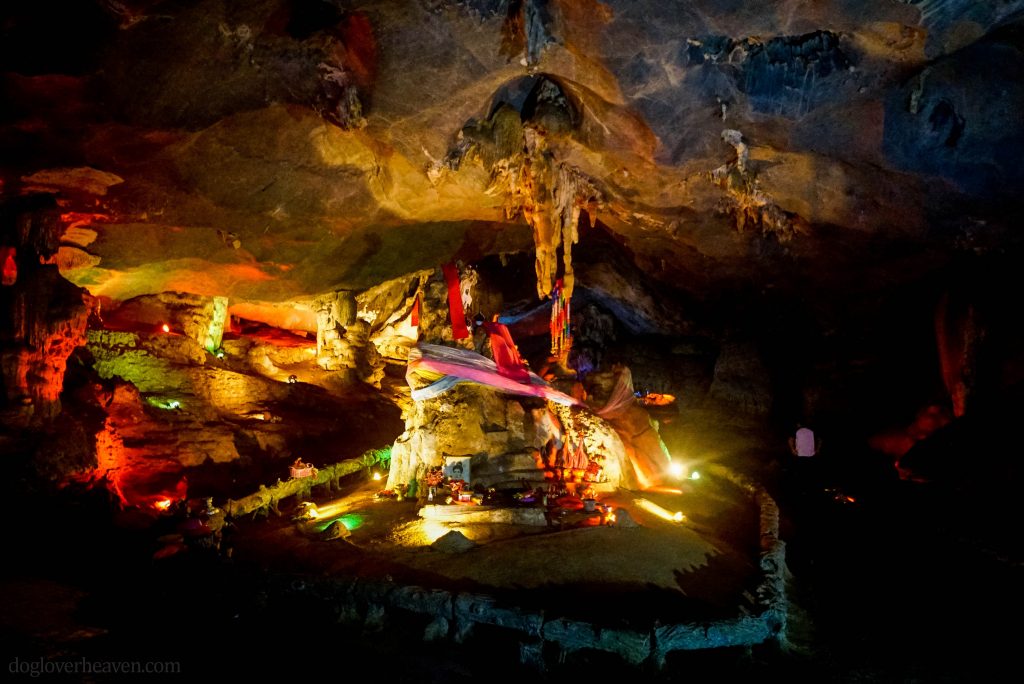 Pha Nang Khoi Cave ถ้ำผานางคอย ตั้งอยู่ในจังหวัดแพร่ของประเทศไทย มีความยาวประมาณหนึ่งไมล์โดยมีการบิดและโค้งมากมายที่นำไปสู่หิน