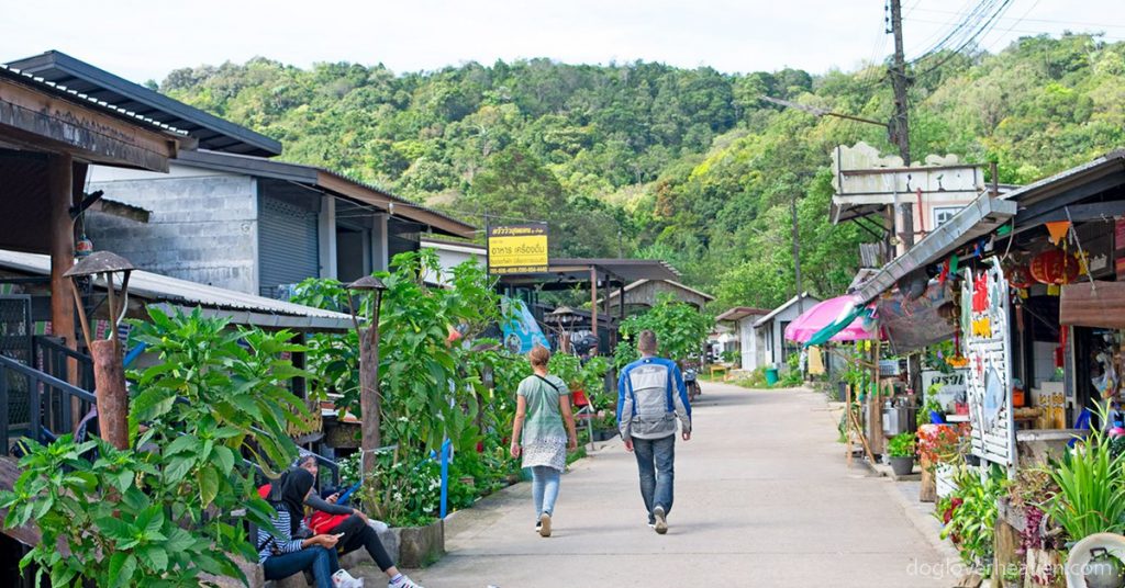 Baan E-Tong-Pilok Mine ท่ามกลางหุบเขาลึกและทะเลหมอกที่ปลายทางด้านตะวันตกของประเทศไทย เป็นหมู่บ้านที่มีเสน่ห์ที่เรียกว่า