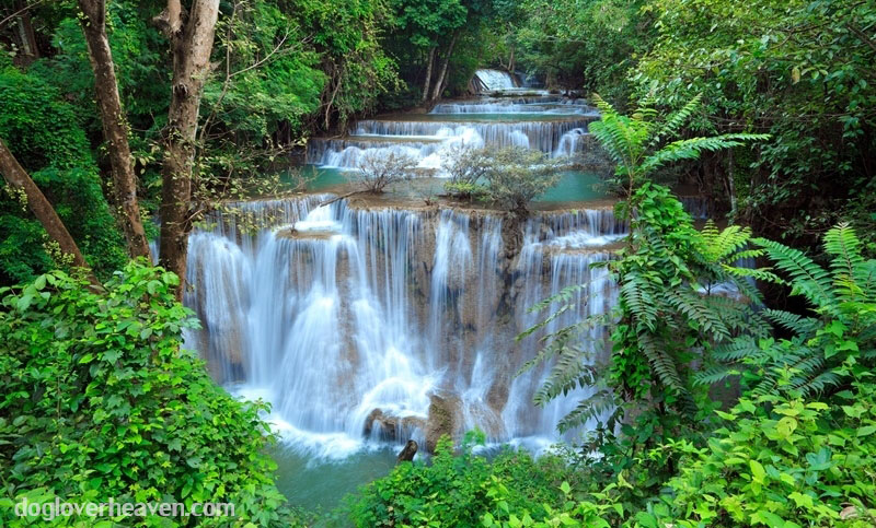 Huay Mae Khamin Waterfall กาญจนบุรีเป็นสวรรค์ของตะวันตกในประเทศไทย นักท่องเที่ยวจำนวนมากรู้จักเมืองจากสถานที่ทาง