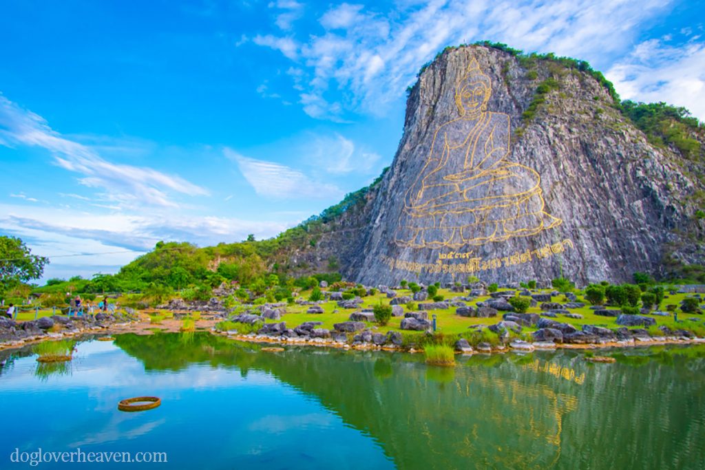 Khao Chi Chan หนึ่งในพระพุทธรูปที่ใหญ่ที่สุดในโลก พระพุทธรูปทองคำขนาดมหึมาบนภูเขาเป็นภาพสลักแผ่นทองคำเปลวที่เรียกว่า