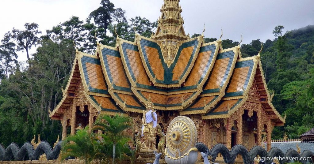 Wat Phraphutthabat Si Roi วัดพระพุทธบาทศรีร้อยเป็นหนึ่งในวัดที่มีชื่อเสียงในเมืองโบราณของเชียงใหม่โดยเฉพาะในหมู่นักเดินทาง