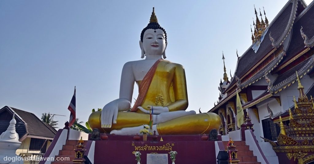Wat Ratcha Monthian วัดราชมณเฑียร วัดราชมณเฑียร เชียงใหม่ อยู่ทางทิศเหนือของคูเมือง พลาดไม่ได้ เพราะมีพระพุทธรูปองค์ใหญ่สีขาว