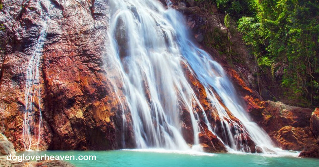 Na Mueang 1 Waterfall น้ำตกหน้าเมือง 1 เป็นน้ำตกที่สวยงามสูง 18 ม. และสามารถเข้าถึงได้ง่ายโดยการเดินเท้าเข้าไปในป่าจากบริเวณที่จอดรถ