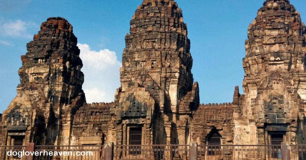 Phra Prang Sam Yot พระปรางค์สามยอด การเที่ยวสู่พระปรางค์สามยอดที่ตั้งอยู่ในจังหวัดลพบุรี เป็นประสบการณ์ท่องเที่ยวที่น่าตื่นเต้น