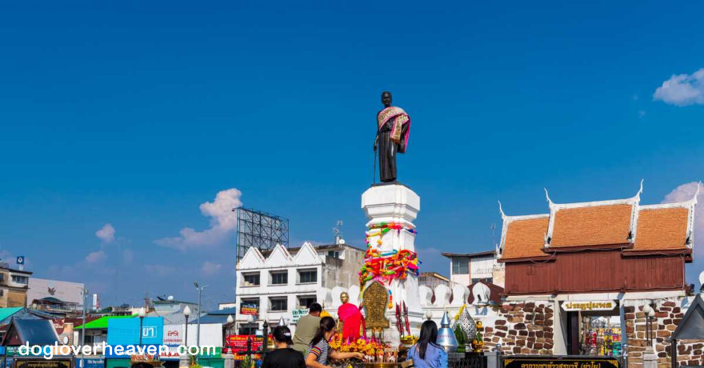 Ya Mo Monument อนุสาวรีย์ย่าโม โคราช เป็นแหล่งท่องเที่ยวสำคัญที่ตั้งอยู่ในจังหวัดโคราช ประเทศไทย อนุสาวรีย์นี้ถูกสร้างเพื่อเป็นเกียรติให้