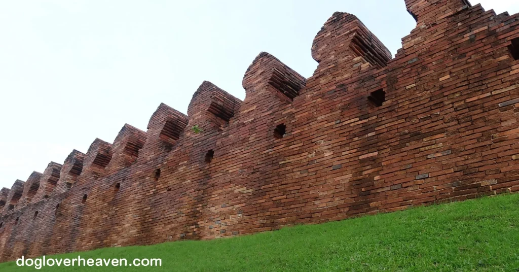 Old city wall กำแพงเมืองเก่า นครศรีธรรมราชเป็นเมืองที่มีประวัติศาสตร์และวัฒนธรรมที่หลากหลายมากๆ ซึ่งเป็นที่ตั้งของกำแพงเมืองเก่า
