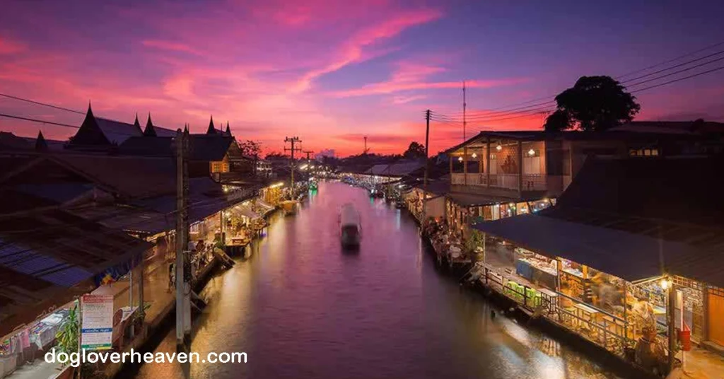 Amphawa Floating Market ตลาดน้ำอัมพวา เป็นหนึ่งในสถานที่ท่องเที่ยวที่น่าสนใจในประเทศไทย ตั้งอยู่ในจังหวัดสมุทรสาคร