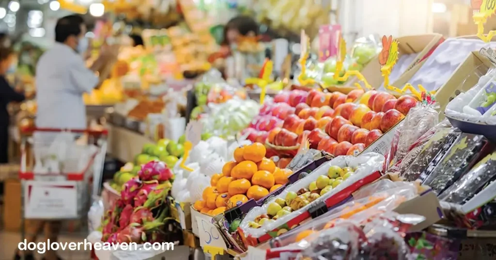 Samyan Market ตลาดสามย่าน ในกรุงเทพฯ เป็นศูนย์กลางอันคึกคักที่จำหน่ายผักผลไม้สดและสินค้าท้องถิ่นมากมาย ตลาดนี้ขึ้นชื่อในเรื่องความสะอาด