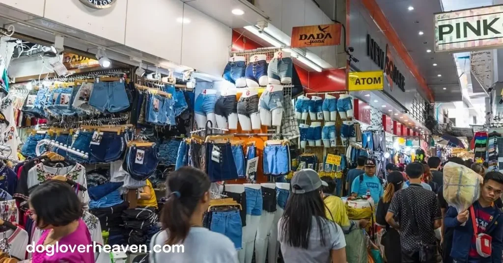 Pratunam Market ตลาดประตูน้ำ ในใจกลางกรุงเทพฯ ตลาดเก่าแก่ทำหน้าที่เป็นสัญญาณสำหรับนักช้อปสินค้าราคาถูก ศูนย์กลางการค้าที่คึกคัก