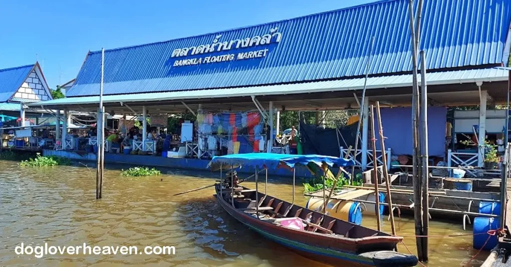 Bang Khla Floating Market ตลาดน้ำบางคล้า ตั้งอยู่ใกล้วัดโพธิ์บางคล้าอันเงียบสงบ ตลาดแห่งนี้เป็นสถานที่ที่น่าไปชม สถานที่แห่งนี้ขึ้นชื่อ