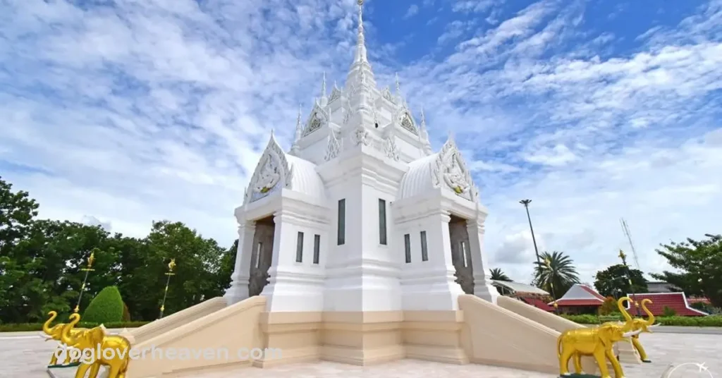 Surat Thani City Pillar Shrine ศาลหลักเมืองสุราษฎร์ธานี ศาลหลักเมืองสุราษฎร์ธานีเป็นสถานที่ที่น่าชม สถาปัตยกรรมสีขาว