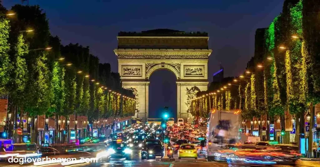 Champs Élysées ถนนฌ็องเซลิเซ่ ถือเป็นหนึ่งในแลนด์มาร์กสำคัญของกรุงปารีสที่นักท่องเที่ยวทุกคนไม่ควรพลาด ไม่ว่าจะเป็นสายช้อป